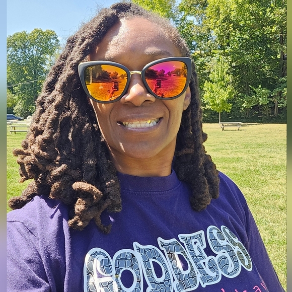 Meet your Posher, Debbie - Picture 2 of 2